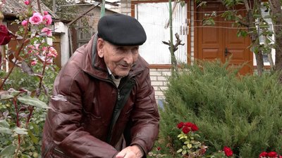 Живе серед троянд: історія 100-річного чоловіка з Черкащини Живе серед троянд: історія 100-річного чоловіка з Черкащини