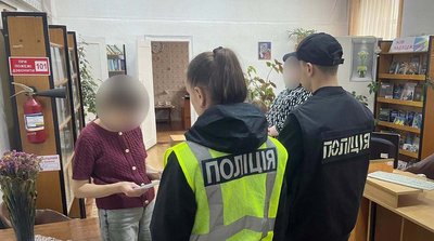 Працівники поліції викрили схему незаконного сприяння військовозобов’язаним громадянам в ухиленні від мобілізації шляхом оформлення на роботу до закладу вищої освіти, червень 2026 року, Хмельниччина Працівники поліції викрили схему незаконного сприяння військовозобов’язаним громадянам в ухиленні від мобілізації шляхом оформлення на роботу до закладу вищої освіти, червень 2026 року, Хмельниччина
