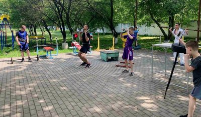 Жителі Донеччини займаються спортом на локаціях "активних парків". Фото: Управління фізичної культури та спорту ДонОДА Жителі Донеччини займаються спортом на локаціях "активних парків". Фото: Управління фізичної культури та спорту ДонОДА