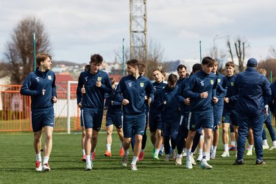 Основний склад "Металісту" на тренуванні в Ужгороді, 3 квітня 2025 року Основний склад "Металісту" на тренуванні в Ужгороді, 3 квітня 2025 року