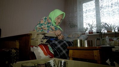 "За день робимо вісімдесят — дев'яносто окопних свічок", — вінничанка про волонтерство у 95 років "За день робимо вісімдесят — дев'яносто окопних свічок", — вінничанка про волонтерство у 95 років