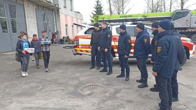 У Житомирі четверо школярів облаштували блокпост і зібрали 20 тисяч гривень для рятувальників У Житомирі четверо школярів облаштували блокпост і зібрали 20 тисяч гривень для рятувальників