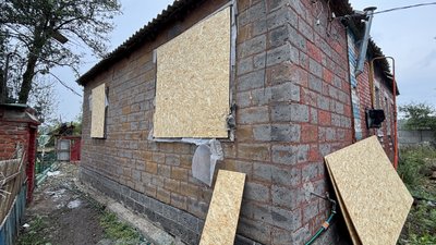 У Чугуєві закривають вибиті вікна у будинку У Чугуєві закривають вибиті вікна у будинку