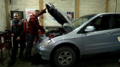 Відремонтовані автівки та наземний роботизований комплекс: вінницькі волонтери передають допомогу на фронт Відремонтовані автівки та наземний роботизований комплекс: вінницькі волонтери передають допомогу на фронт