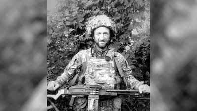 На Чернігівщині поховали трьох бійців ЗСУ, які боронили Україну На Чернігівщині поховали трьох бійців ЗСУ, які боронили Україну