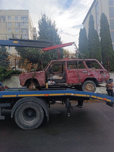 У Львові із вулиць прибрали ще дві покинуті автівки У Львові із вулиць прибрали ще дві покинуті автівки