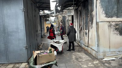 Люди прибирають після обстрілу ринку Краматорськ Донецька область 2 грудня 2025 рік Люди прибирають після обстрілу ринку Краматорськ Донецька область 2 грудня 2025 рік