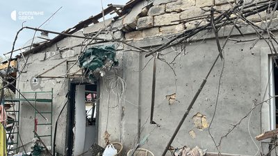"Дах зруйнований, вікон і дверей немає": що розповіли очевидці про нічну атаку дронів на Одесу