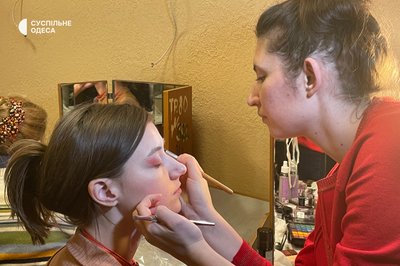 «І вдень, і вночі прильоти»: в Одесі представили виставу, створену під час бомбардувань в Миколаєві «І вдень, і вночі прильоти»: в Одесі представили виставу, створену під час бомбардувань в Миколаєві