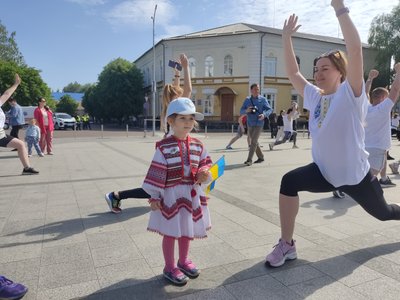 До Дня вишиванки у Житомирі городяни бігли патріотичний крос у вишиванках До Дня вишиванки у Житомирі городяни бігли патріотичний крос у вишиванках