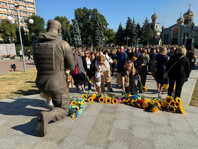 "Цього не можна забувати": у Черкасах вшанували загиблих захисників України "Цього не можна забувати": у Черкасах вшанували загиблих захисників України