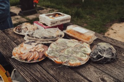 Катають яйця на могилах, кладуть цукерки й паски біля поховань та моляться: як відзначають Проводи на Сумщині Катають яйця на могилах, кладуть цукерки й паски біля поховань та моляться: як відзначають Проводи на Сумщині