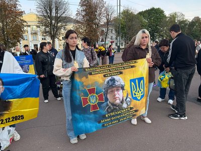До акції долучились рідні, близькі, побратими загиблих військових До акції долучились рідні, близькі, побратими загиблих військових