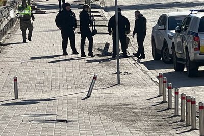 В центрі міста знайшли уламки безпілотників: росіяни атакували Київ В центрі міста знайшли уламки безпілотників: росіяни атакували Київ