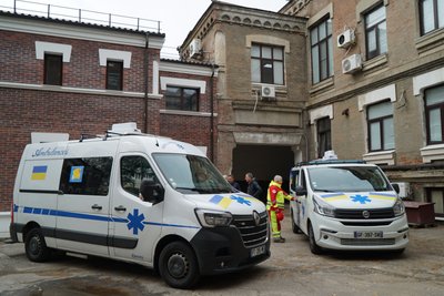 Дві автівки швидкої допомоги, які харківським медикам передали волонтери з Франції Дві автівки швидкої допомоги, які харківським медикам передали волонтери з Франції