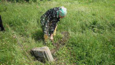 На Вінниччині жінка виявила на подвірʼї понад 20 давніх єврейських поховань На Вінниччині жінка виявила на подвірʼї понад 20 давніх єврейських поховань