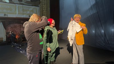 Актора Григорія Черемушева фотографують на афішу