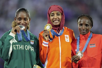 Нагородження призерок марафонського бігу на церемонії закриття Олімпіади-2024 Нагородження призерок марафонського бігу на церемонії закриття Олімпіади-2024