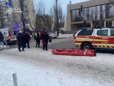 У Києві під кригу провалилися хлопець і дівчина. Їх вдалося врятувати У Києві під кригу провалилися хлопець і дівчина. Їх вдалося врятувати
