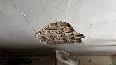 Пошкоджена стеля у будинку внаслідок обстрілу Добропілля Донецька область 3 січня 2026 рік Пошкоджена стеля у будинку внаслідок обстрілу Добропілля Донецька область 3 січня 2026 рік