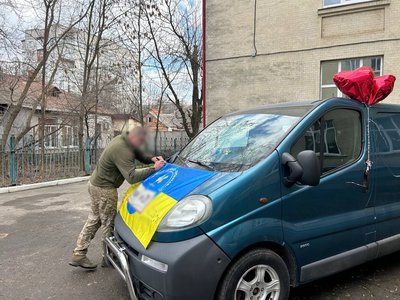 У Житомирі учні, батьки і вчителі житомирського ліцею передали автівку для ЗСУ У Житомирі учні, батьки і вчителі житомирського ліцею передали автівку для ЗСУ