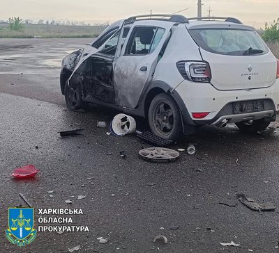 У цивільне авто на дорозі поблизу Великих Проходів Дергачівської громади влучив російський дрон 8 травня 2025 року У цивільне авто на дорозі поблизу Великих Проходів Дергачівської громади влучив російський дрон 8 травня 2025 року