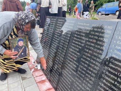 Мама загиблого бійця Юрія Бойчука з Волині Марія Бойчук біля плит з іменами загиблих захисників Мама загиблого бійця Юрія Бойчука з Волині Марія Бойчук біля плит з іменами загиблих захисників