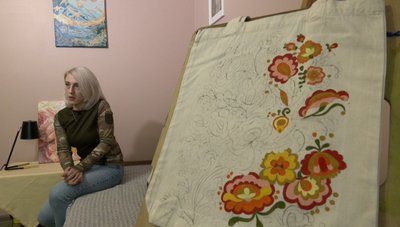 "Захищаю той світ, який в душі живе": військовослужбовиця малює картини та волонтерить для ЗСУ
