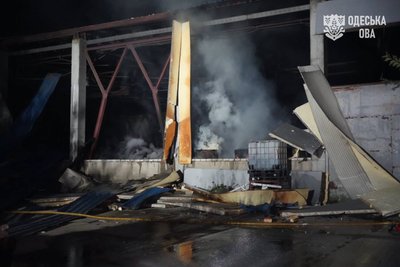 В Одесі після нічної атаки РФ горіла будівля приватного підприємства В Одесі після нічної атаки РФ горіла будівля приватного підприємства