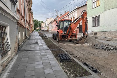 Ремонт тротуару на вулиці Фучика у Чернівцях Ремонт тротуару на вулиці Фучика у Чернівцях