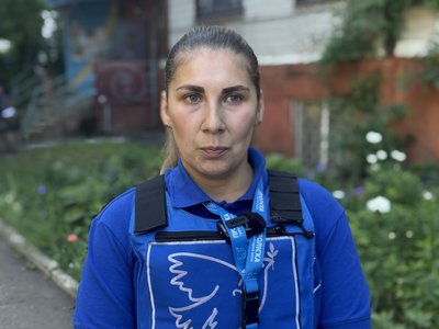 “Усе в сажі, доведеться викинути”. Атака дрона на багатоповерхівку в Краматорську: як жителі оговтуються після обстрілу