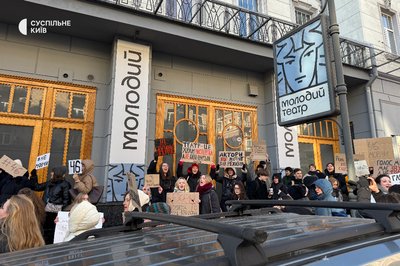 У центрі Києва проходить акція на підтримку молодих акторів: вимагають відсторонити режисера Андрія Білоуса У центрі Києва проходить акція на підтримку молодих акторів: вимагають відсторонити режисера Андрія Білоуса