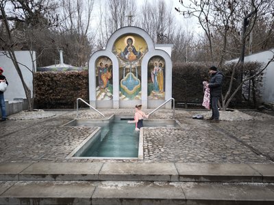 Жителька Харкова купається на Водохреще, 6 січня 2025 року Жителька Харкова купається на Водохреще, 6 січня 2025 року
