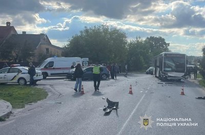 Зіткнення автомобіля з маршруткою на Львівщині: п’ятеро людей травмовані Зіткнення автомобіля з маршруткою на Львівщині: п’ятеро людей травмовані
