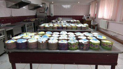 Випікають великодній хліб для воїнів та переселенців Випікають великодній хліб для воїнів та переселенців