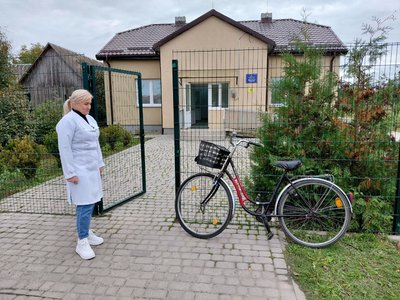 Жінка їздить до пацієнтів на велосипеді Жінка їздить до пацієнтів на велосипеді