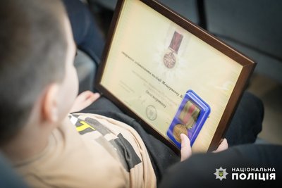 В Одесі родинам дев'ятьох загиблих від атак РФ поліцейських передали відзнаки "За оборону України" В Одесі родинам дев'ятьох загиблих від атак РФ поліцейських передали відзнаки "За оборону України"