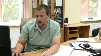 Черговий диспетчер міських мереж АТ "Чернігівобленерго" Роман Зимбалевський розповідає, як у Чернігові відключають електропостачання Черговий диспетчер міських мереж АТ "Чернігівобленерго" Роман Зимбалевський розповідає, як у Чернігові відключають електропостачання