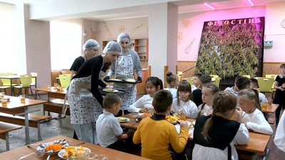 Безкоштовне харчування у школах Вінниці: скільки дітей охопила програма та чи подобається їм меню Безкоштовне харчування у школах Вінниці: скільки дітей охопила програма та чи подобається їм меню