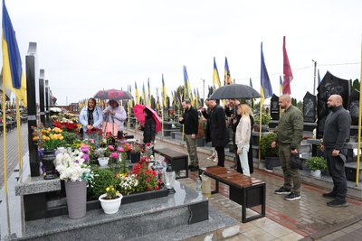Для вшанування загиблих військових відвідали Алею Слави на кладовищі в мікрорайоні Ракове Для вшанування загиблих військових відвідали Алею Слави на кладовищі в мікрорайоні Ракове