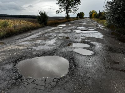 «Поки доїде "швидка" — можна ласти склеїти»: на Охтирщині жителі скаржаться на аварійний стан дороги «Поки доїде "швидка" — можна ласти склеїти»: на Охтирщині жителі скаржаться на аварійний стан дороги