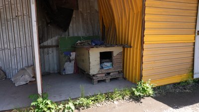 Ніж в оці та колоті рани тулуба. У Дніпрі на ринку знайшли двох поранених собак Ніж в оці та колоті рани тулуба. У Дніпрі на ринку знайшли двох поранених собак