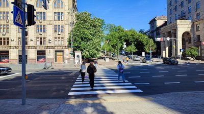 На Хрещатику облаштували наземний пішохідний перехід з Прорізною На Хрещатику облаштували наземний пішохідний перехід з Прорізною