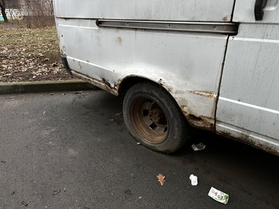 "Вона тут роками вже стоїть": у Полтаві не прибирають покинуті автівки з вулиць міста "Вона тут роками вже стоїть": у Полтаві не прибирають покинуті автівки з вулиць міста