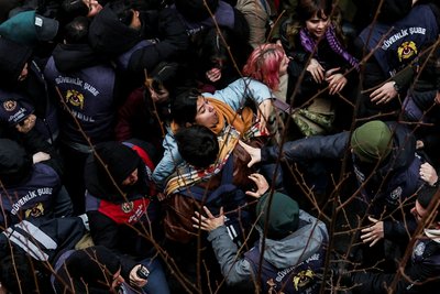 Поліціянти протистоять студентам на акції протеста проти затримання мера Стамбула Екрема Імамоглу Поліціянти протистоять студентам на акції протеста проти затримання мера Стамбула Екрема Імамоглу