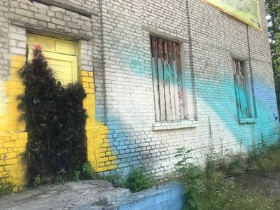 Комунальники заколотили вікна занедбаного будинку Комунальники заколотили вікна занедбаного будинку