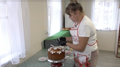 Мастика замість шпаклівки, а дека замість валиків: черкащанка змінила професію і пече короваї Мастика замість шпаклівки, а дека замість валиків: черкащанка змінила професію і пече короваї