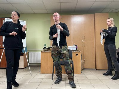 Навчає домедичній допомозі й плете маскувальні сітки: парамедик із США розповів, чому приїхав у Миколаїв Навчає домедичній допомозі й плете маскувальні сітки: парамедик із США розповів, чому приїхав у Миколаїв