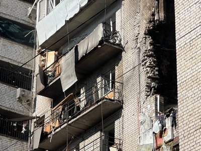 Фоторепортаж з місця удару РФ по багатоповерхівці у Дніпрі Фоторепортаж з місця удару РФ по багатоповерхівці у Дніпрі