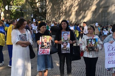 Акція протесту в Одесі: люди вийшли на пікет проти тендерів у день засідання міськради Акція протесту в Одесі: люди вийшли на пікет проти тендерів у день засідання міськради